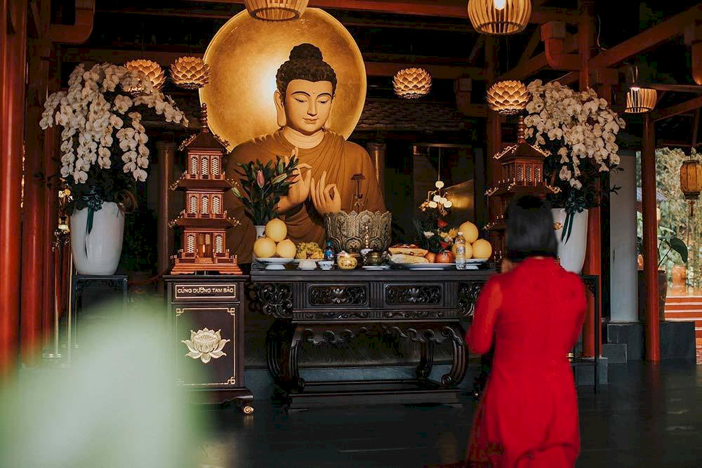 Du khách đến đây có thể dâng lễ,